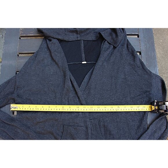 Lululemon - sz Med  -Cabin Yogi Boolux Reversible Cardigan Wrap in Black + Grey - Picture 6 of 8